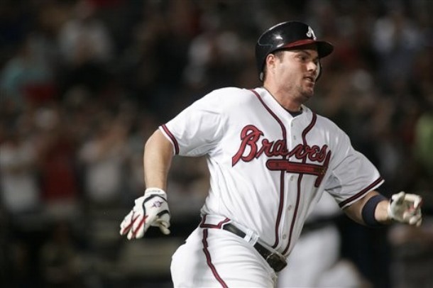 Prado's late homer lifts Braves