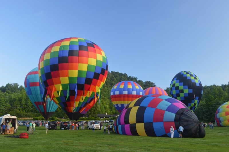 Balloons lift off in annual Helen race