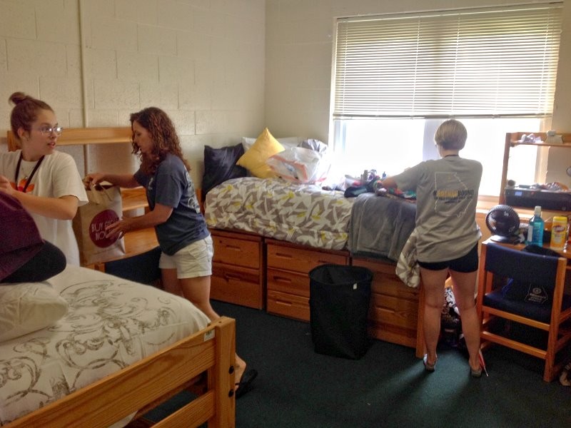 Brenau Freshmen Move In For 2015 Fall Semester | AccessWDUN.com