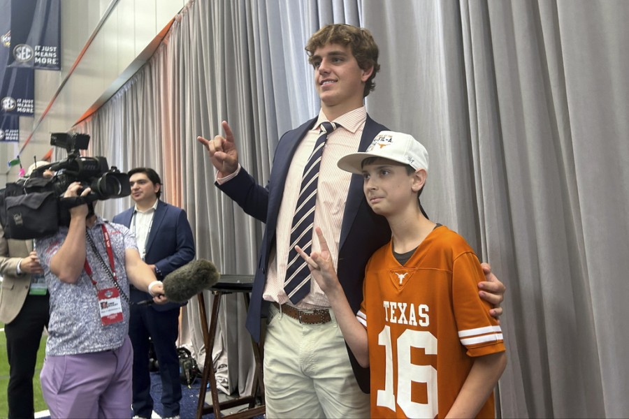 Texas picked to win SEC championship; Dogs picked 2nd